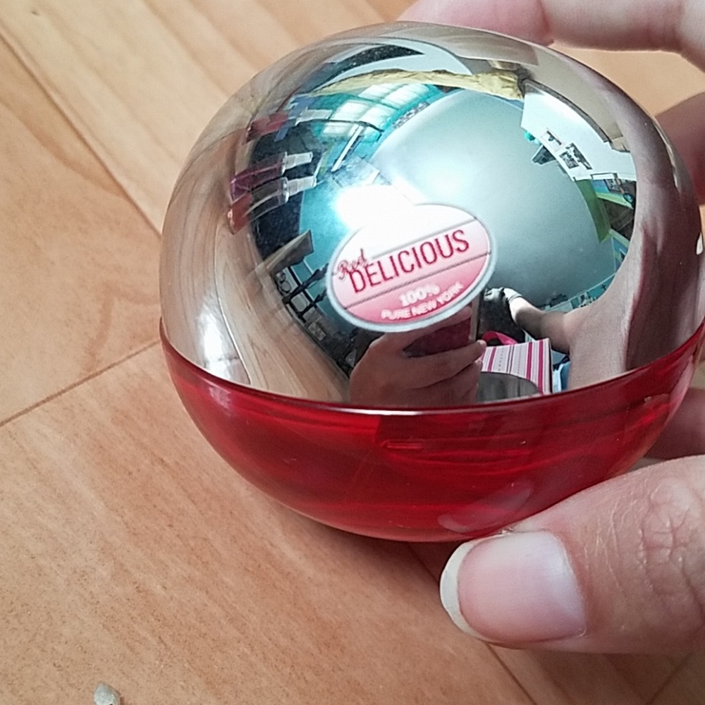 DKNY Red Delicious perfume